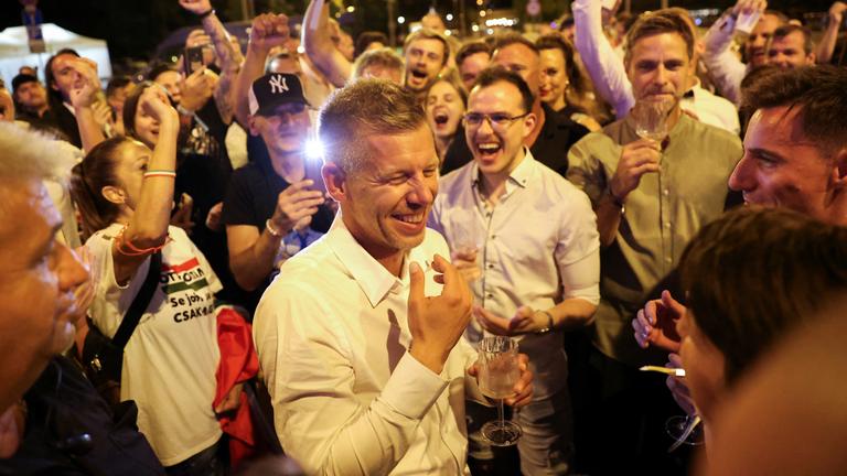 Peter Magyar, spricht mit seinen Anhängern nach der Bekanntgabe der Teilergebnisse der Wahlen zum Europäischen Parlament und der Kommunalwahlen in Budapest, Ungarn, 10.06.2024