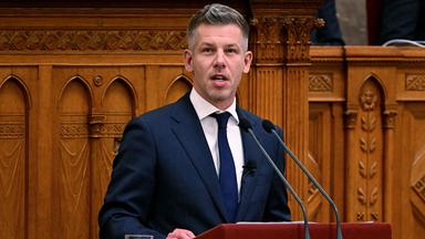 Der neu gewählte Ministerpräsident Peter Magyar spricht im Parlament