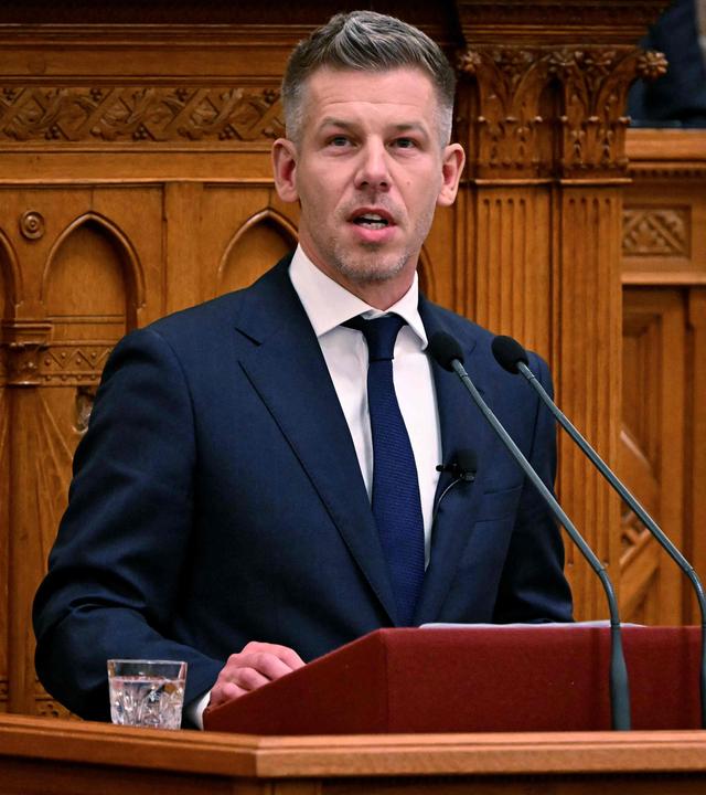 Der neu gewählte Ministerpräsident Peter Magyar spricht im Parlament