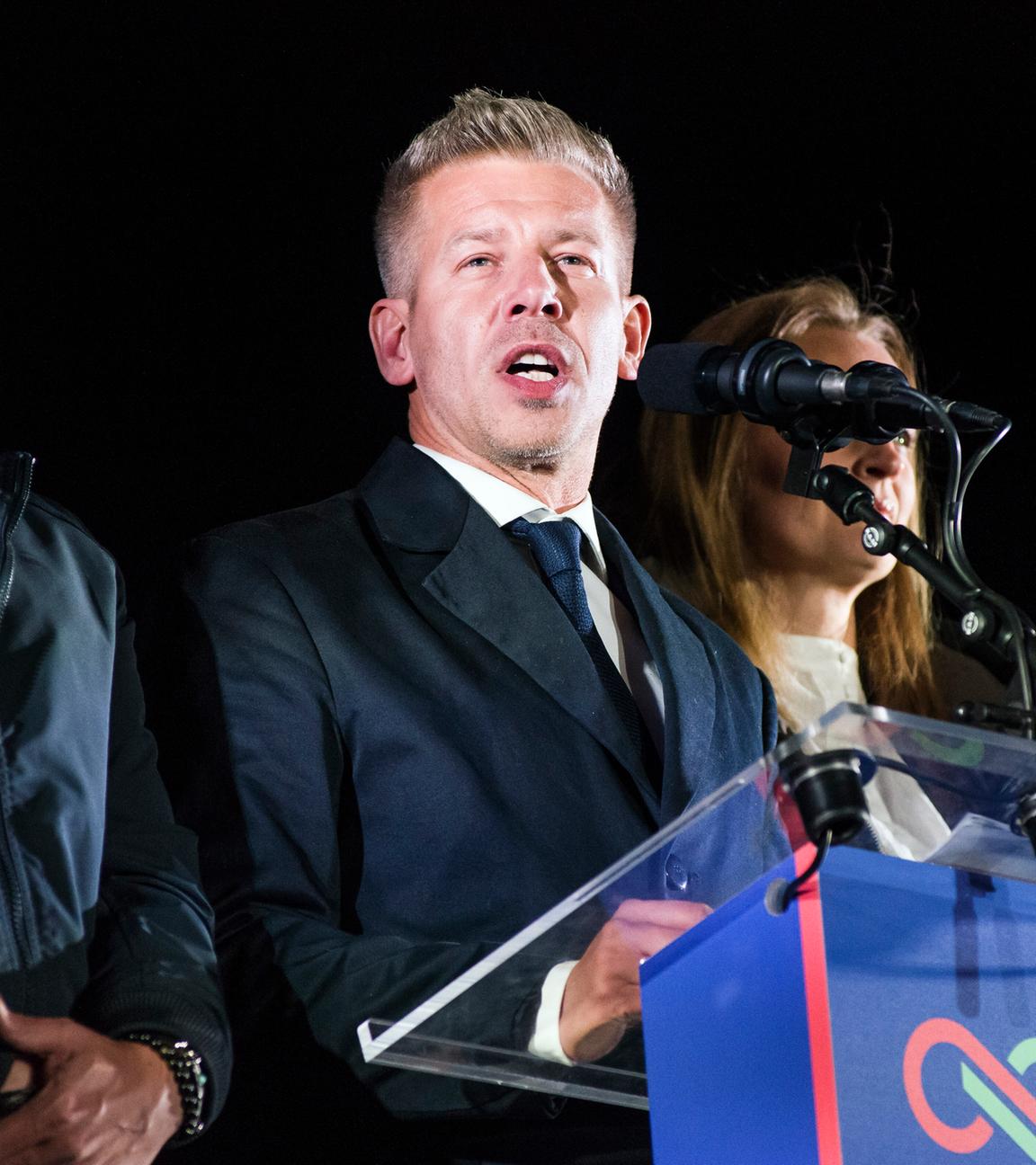 Peter Magyar und TISZA-Anhänger während einer Rede.