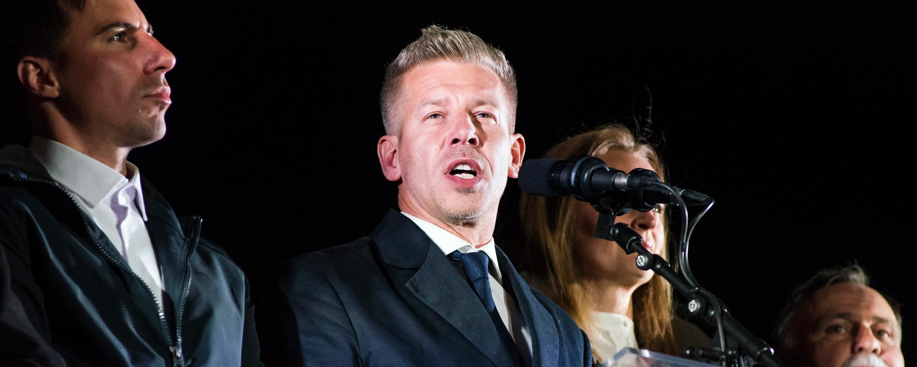 Peter Magyar und TISZA-Anhänger während einer Rede.