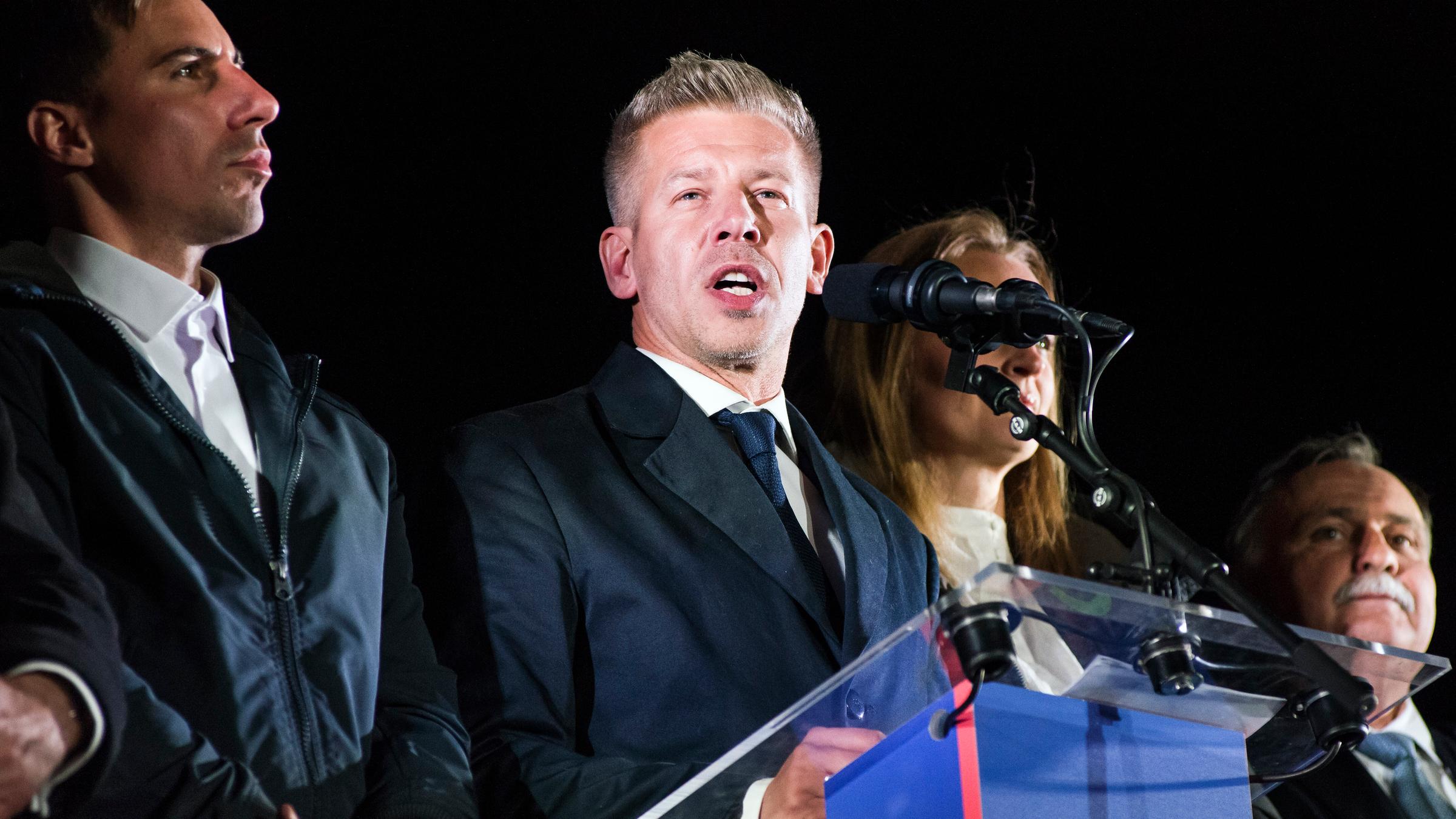 Peter Magyar und TISZA-Anhänger während einer Rede.