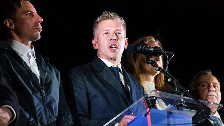 Peter Magyar und TISZA-Anhänger während einer Rede.