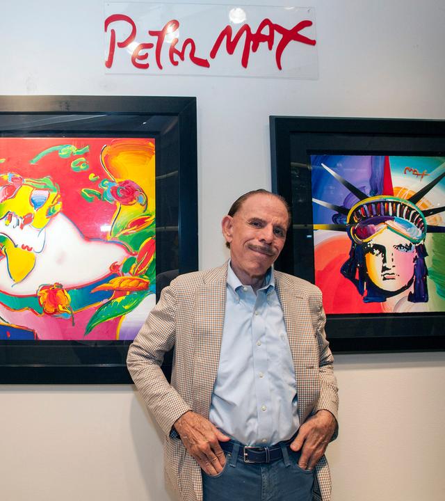 Der Künstler Peter Max posiert für ein Foto während seiner Retrospektive im Rahmen der Ausstellung der Road Show Company im Einkaufszentrum Northbrook Court.