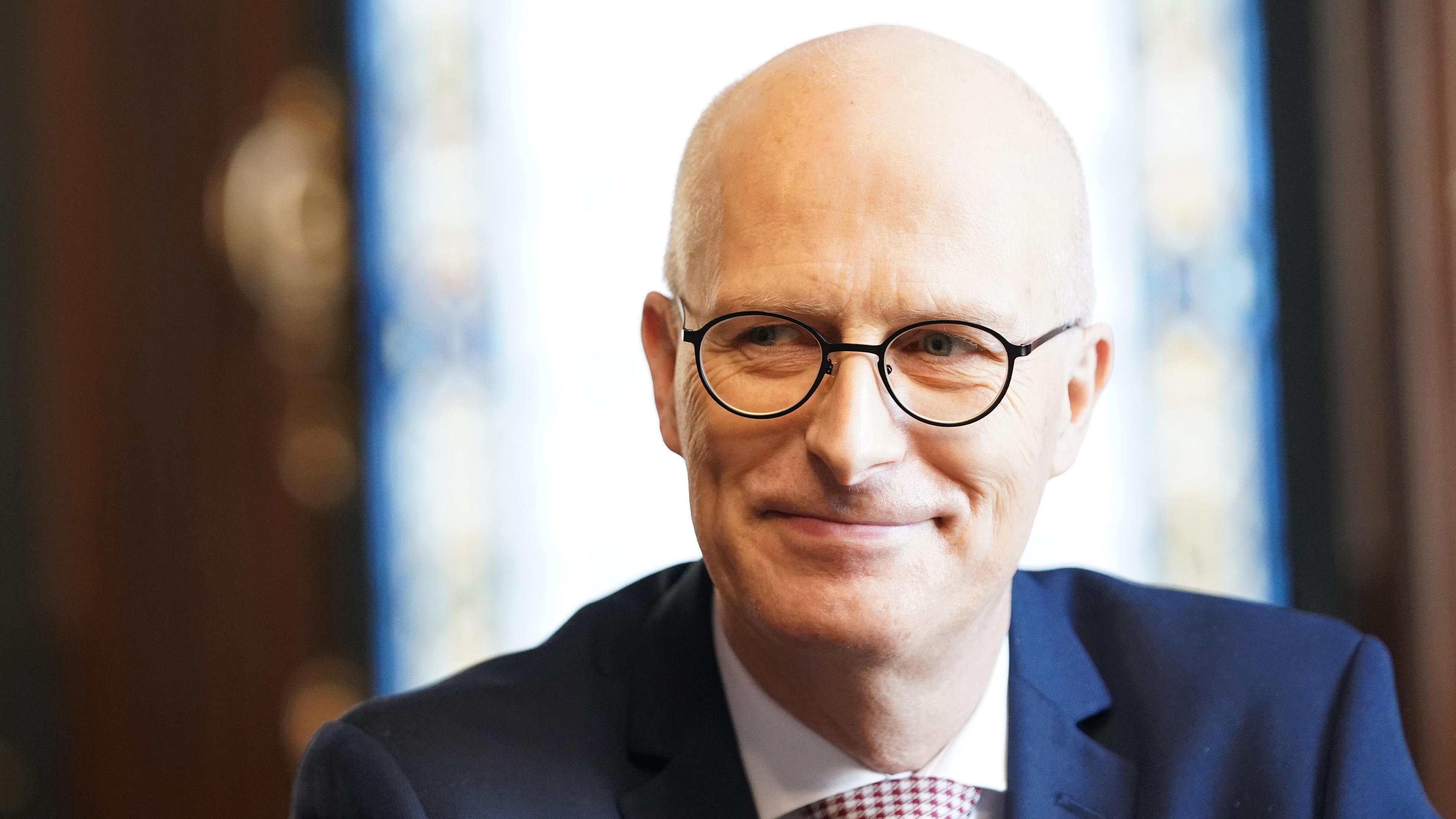 Hamburg: Peter Tschentscher (SPD), Erster Bürgermeister und Präsident des Senats der Freien und Hansestadt Hamburg, während eines Interviews im Bürgermeisteramtszimmer im Rathaus. Archivbild