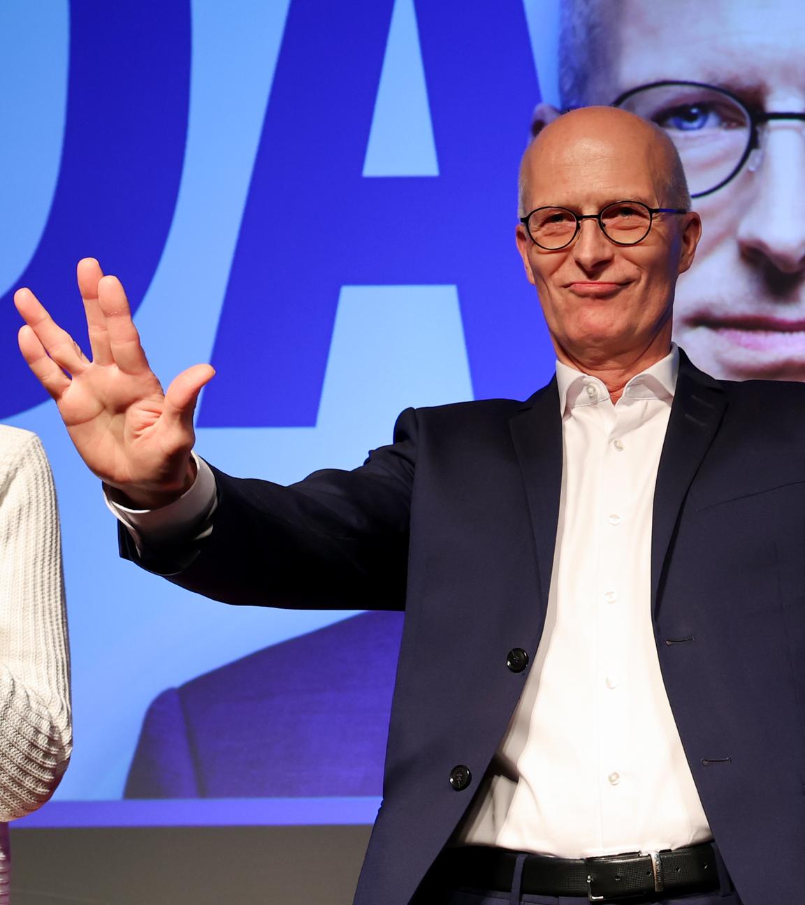 Hamburg: Peter Tschentscher (SPD), Erster Bürgermeister von Hamburg, und seine Ehefrau Eva-Maria Tschentscher stehen bei der Wahlparty der Hamburger SPD in der Markthalle.