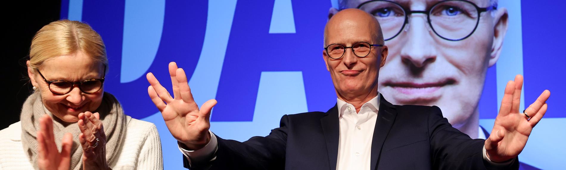 Hamburg: Peter Tschentscher (SPD), Erster Bürgermeister von Hamburg, und seine Ehefrau Eva-Maria Tschentscher stehen bei der Wahlparty der Hamburger SPD in der Markthalle.