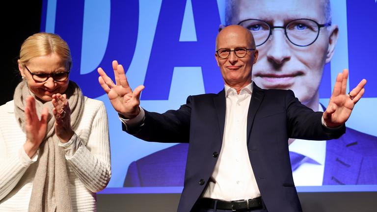 Hamburg: Peter Tschentscher (SPD), Erster Bürgermeister von Hamburg, und seine Ehefrau Eva-Maria Tschentscher stehen bei der Wahlparty der Hamburger SPD in der Markthalle.