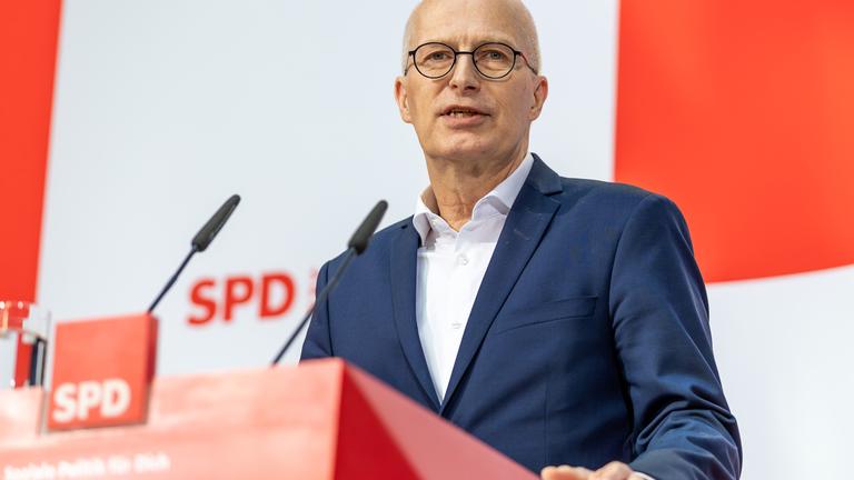 Peter Tschentscher, Spitzenkandidat der Buergerschaftswahl in Hamburg, bei einer Pressekonferenz der SPD im Willy-Brandt-Haus in Berlin