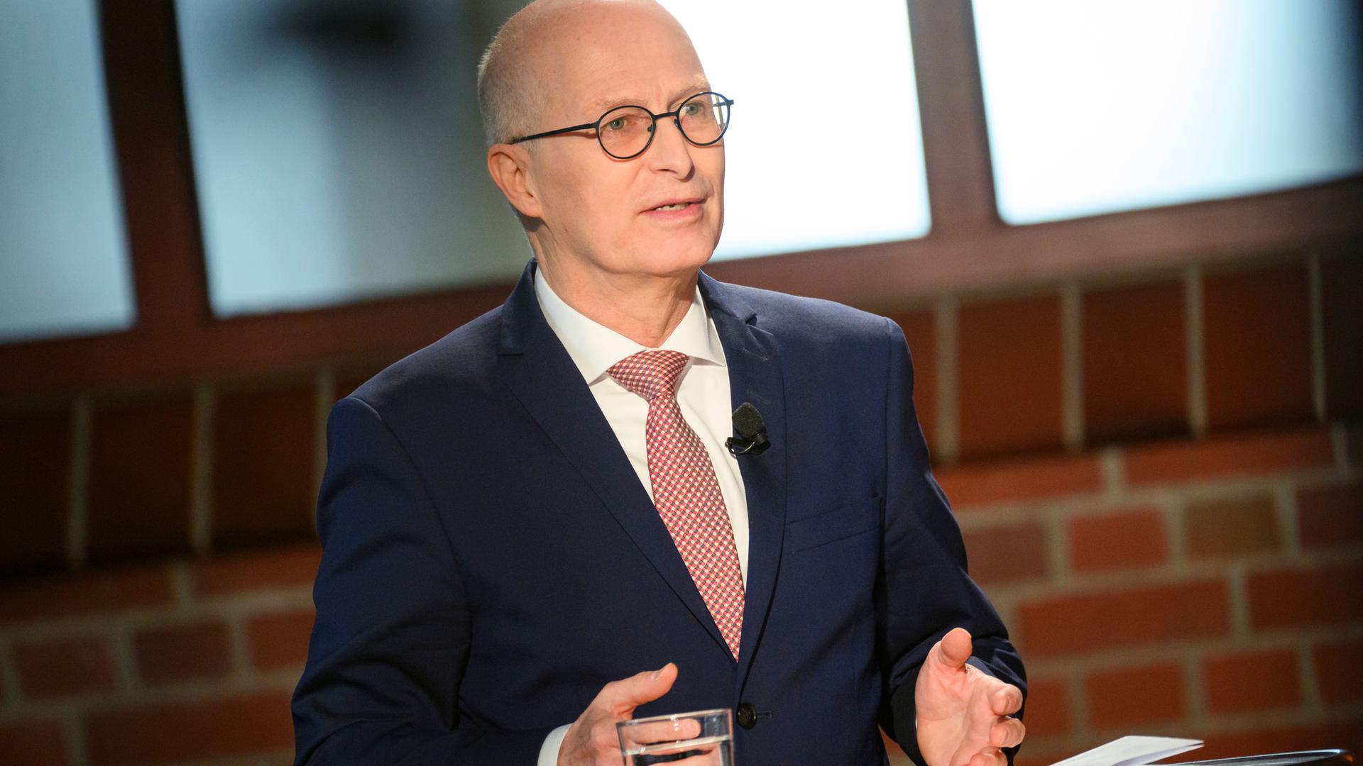 Es ist Peter Tschentscher bei einer Fernsehaufzeichnung zum Hamburger Triell zu sehen.