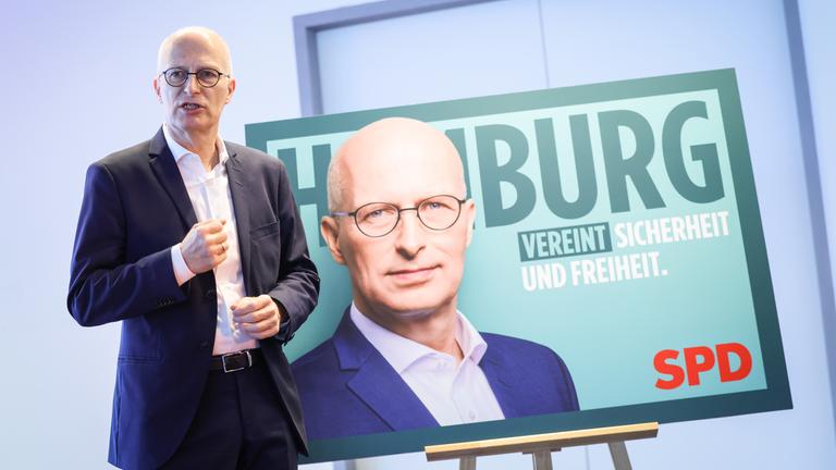 Hamburgs Erster Bürgermeister und Spitzenkandidat Peter Tschentscher (SPD) steht vor einem Plakat bei einer Pressekonferenz zur Vorstellung der SPD-Kampagne zur Bürgerschaftswahl 2025.