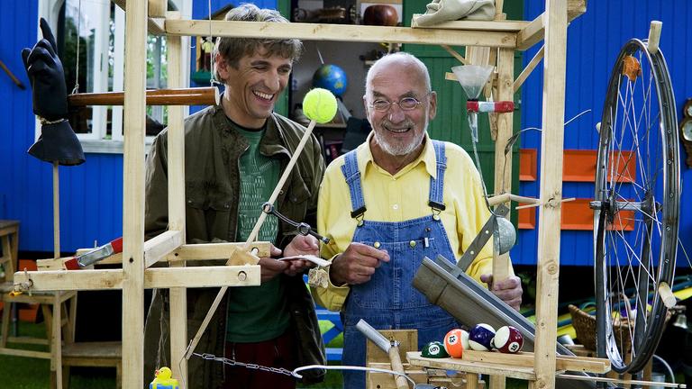 Erstaunliche Begegnung vor dem Bauwagen - zwei Forscher, eine Erfindung. Fritz Fuchs (Guido Hammesfahr, l.) hat noch einmal Peter Lustig (Peter Lustig, r.) getroffen.