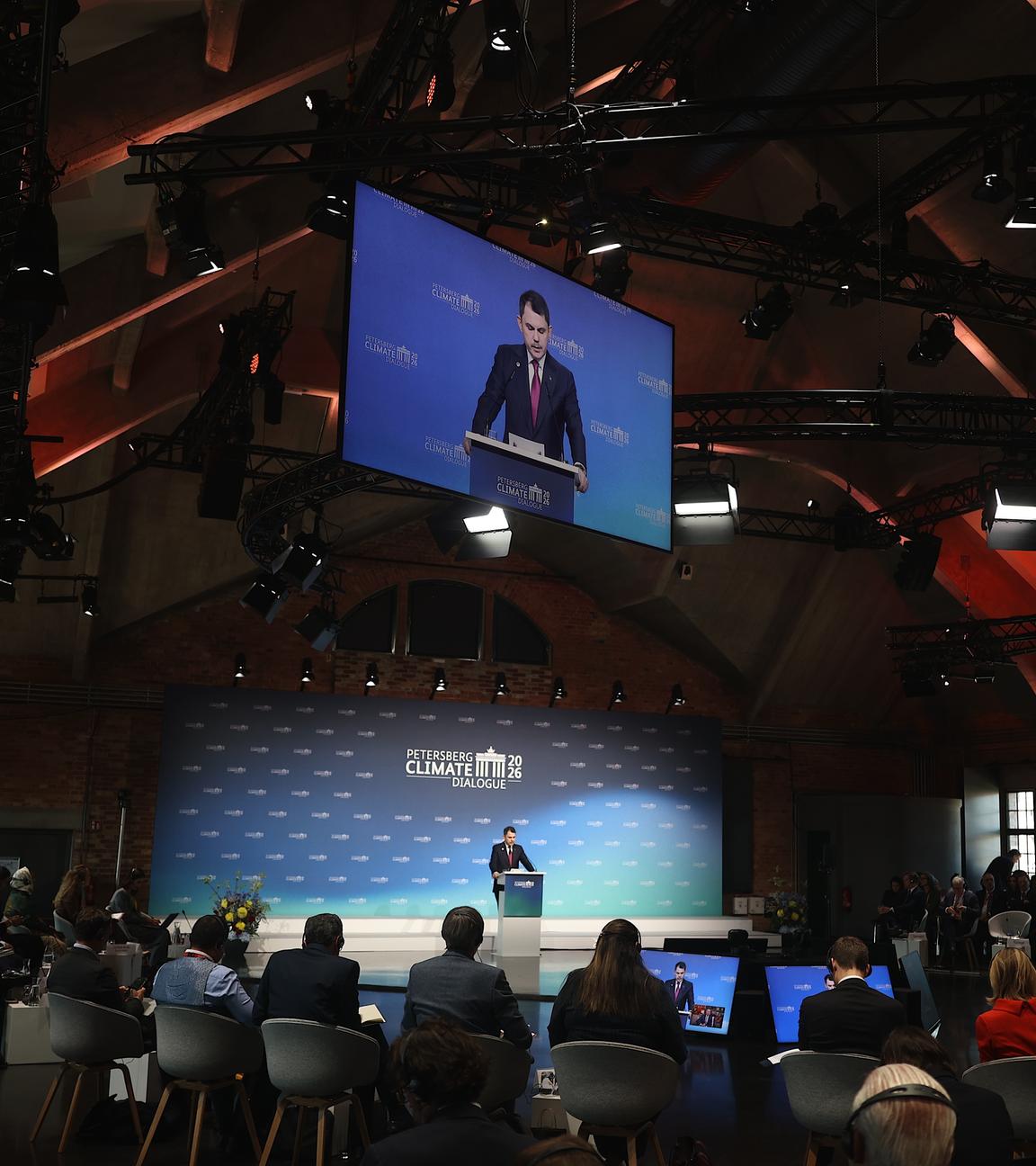 Ein Sprecher steht auf der Bühne des Petersberger Klimadialogs in Berlin