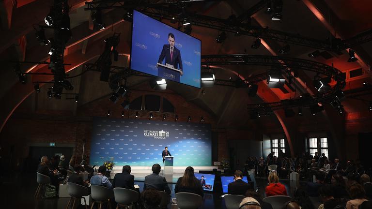Ein Sprecher steht auf der Bühne des Petersberger Klimadialogs in Berlin