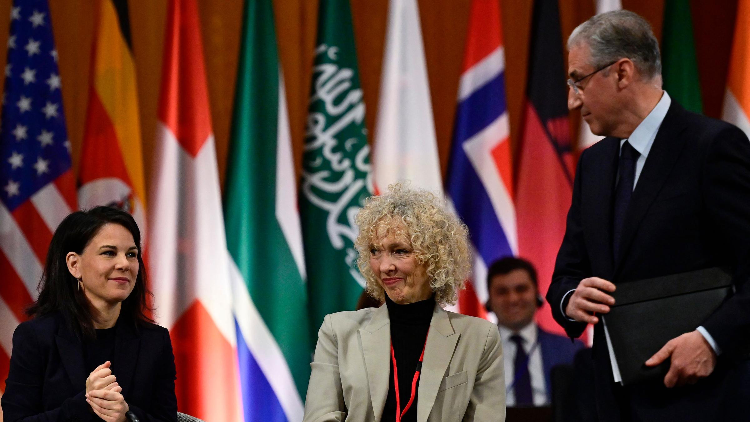 Außenministerin Baerbock mit ihrer Staatssekretärin Morgen und dem aserbaidschanischen Minister Babayev auf dem Petersberger Klimadialog. 