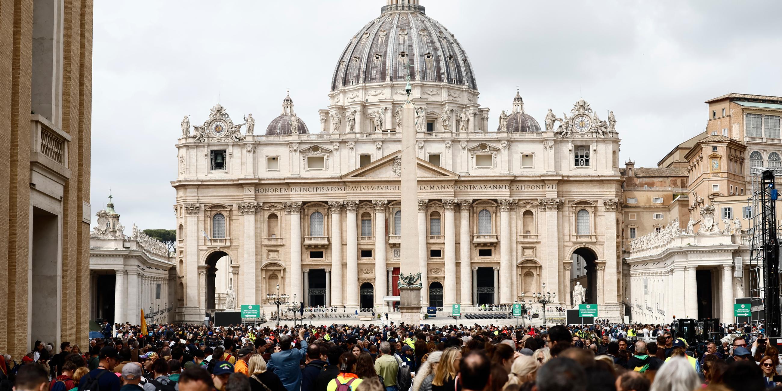 Reihe der Gläubigen von der Via della Conciliazione, um dem Sarg von Papst Franziskus im Petersdom die letzte Ehre zu erweisen, Vatikanstadt – Italien, Donnerstag, 24. April 2025
