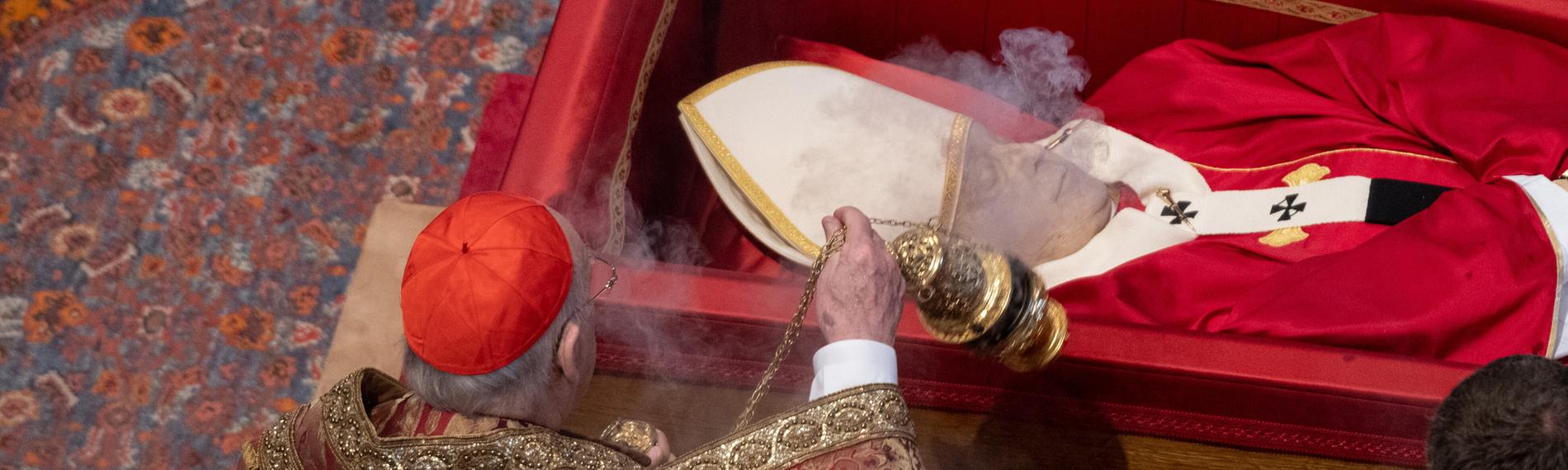 Tod von Papst Franziskus: Überführung des Sarges in den Petersdom