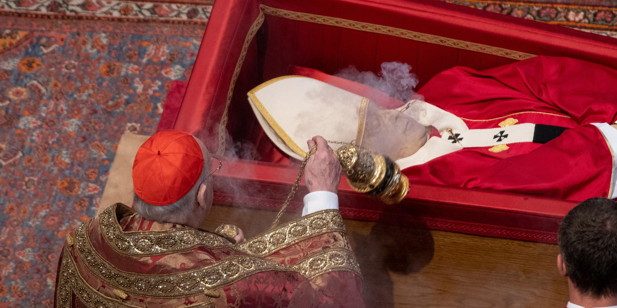 Tod von Papst Franziskus: Überführung des Sarges in den Petersdom