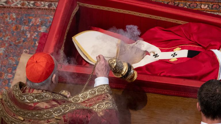 Tod von Papst Franziskus: Überführung des Sarges in den Petersdom