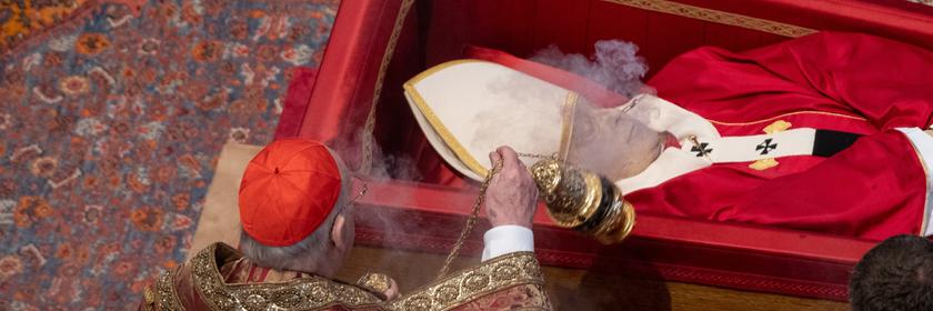 Tod von Papst Franziskus: Überführung des Sarges in den Petersdom