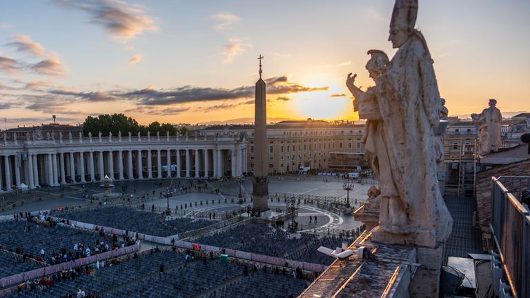 Peterplatz in der Vatikanstadt kurz vor der offiziellen Amtseinführung von Papst Leo XIV am 18.05.2025