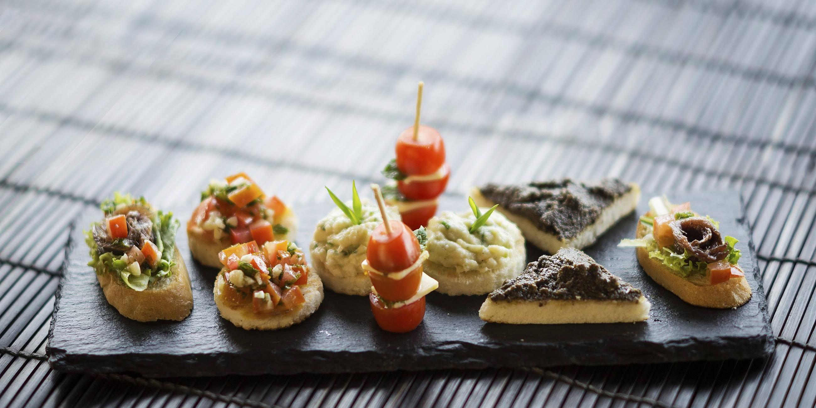 Petite Four und Schokotarte