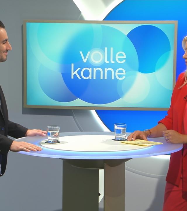 Daniel Heymann und Nadine Krüger stehen sich an einem Pult im Volle-Kanne-Studio gegenüber