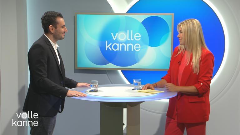Daniel Heymann und Nadine Krüger stehen sich an einem Pult im Volle-Kanne-Studio gegenüber