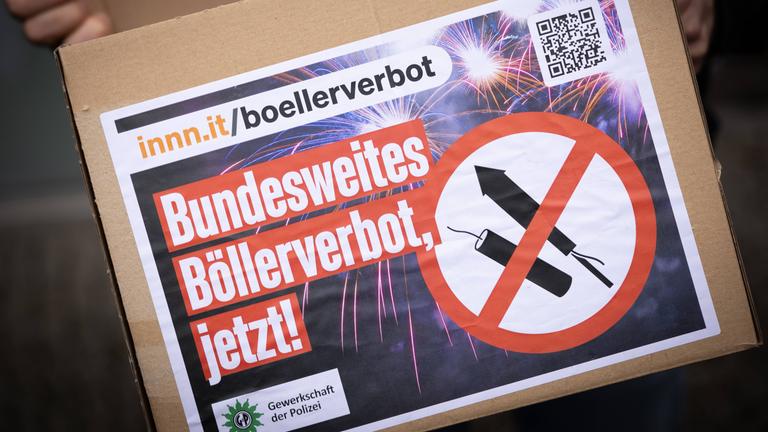 Eine Box mit der Aufschrift "Bundesweites Böllerverbot jetzt"