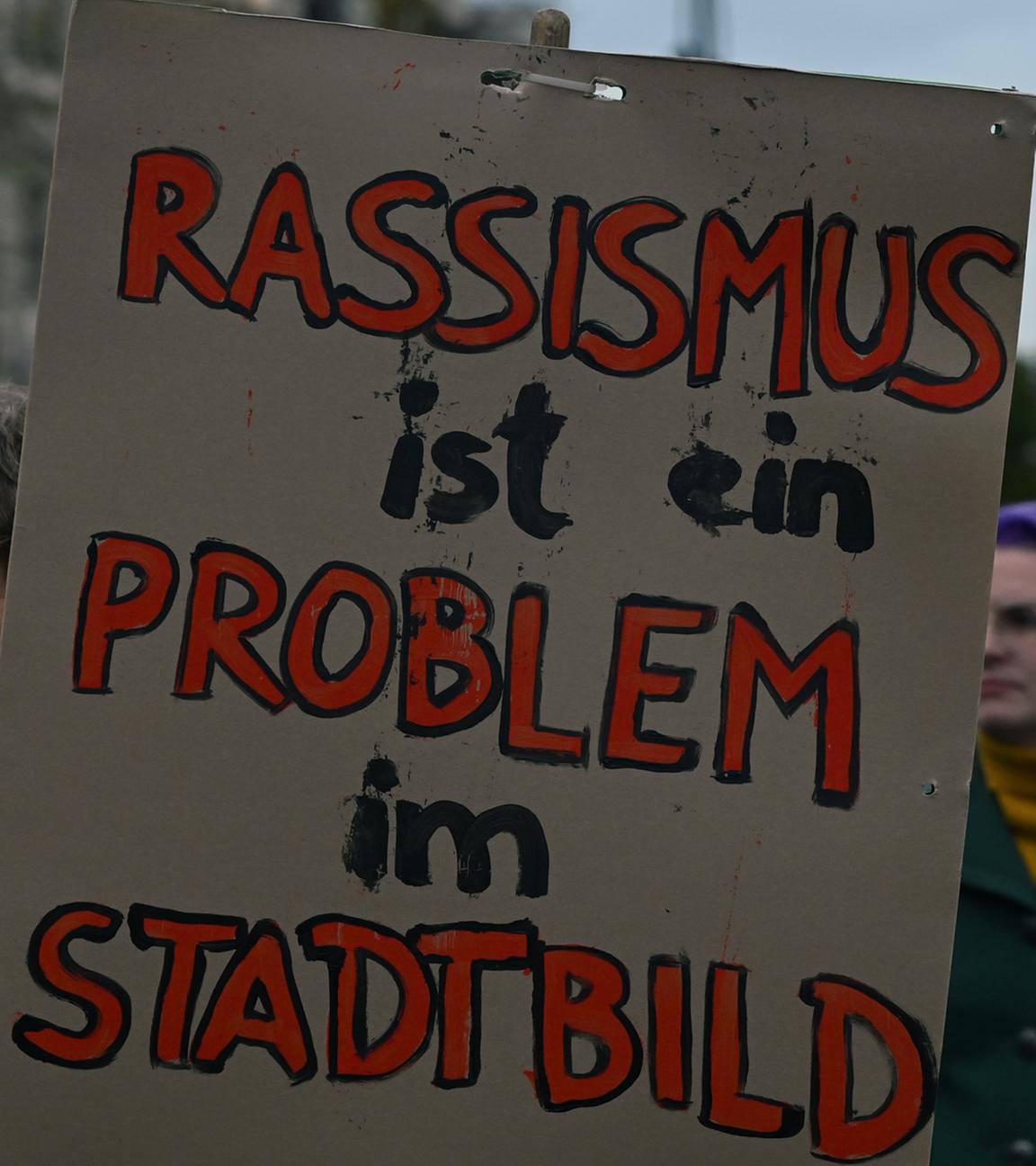 Eine Frau hält ein Protestschild.
