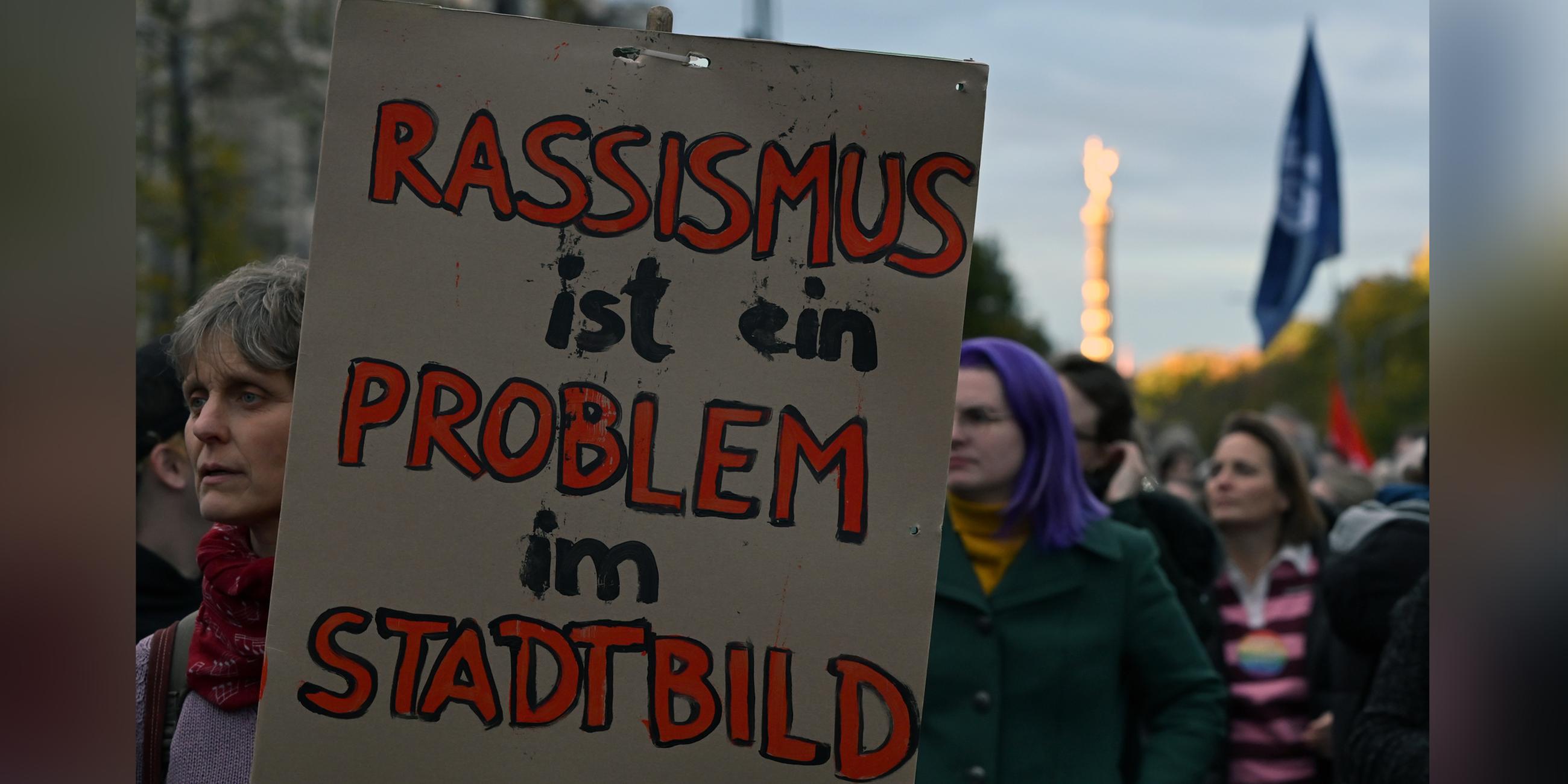 Eine Frau hält ein Protestschild.