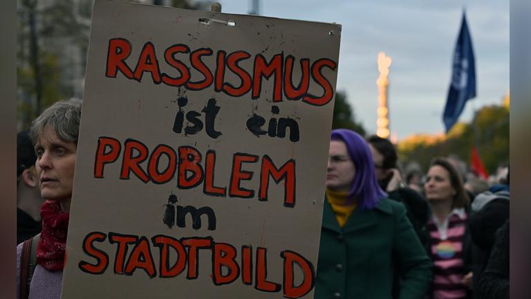 Eine Frau hält ein Protestschild.