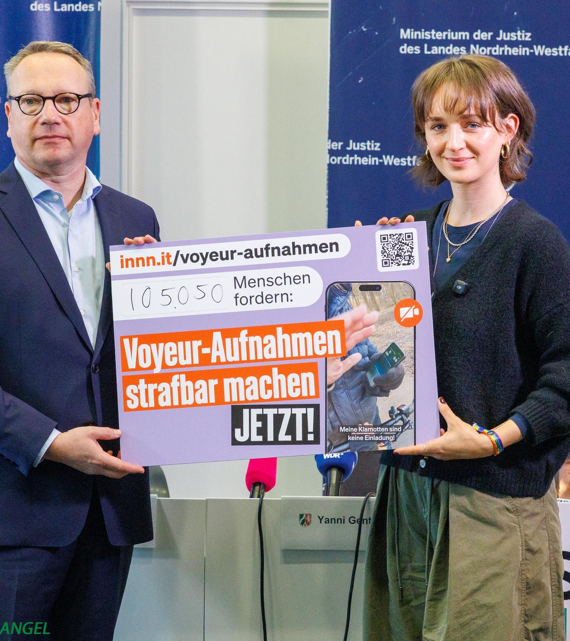 NRW-Minister der Justiz Dr. Benjamin Limbach nimmt die Petition Voyeur-Aufnahmen strafbar machen von Yanni Gentsch entgegen, die online bereits über 80.000 Menschen unterzeichnet haben.