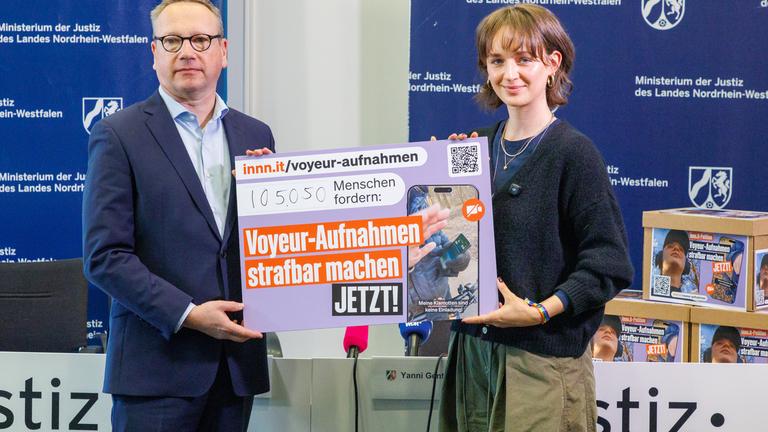 NRW-Minister der Justiz Dr. Benjamin Limbach nimmt die Petition Voyeur-Aufnahmen strafbar machen von Yanni Gentsch entgegen, die online bereits über 80.000 Menschen unterzeichnet haben.