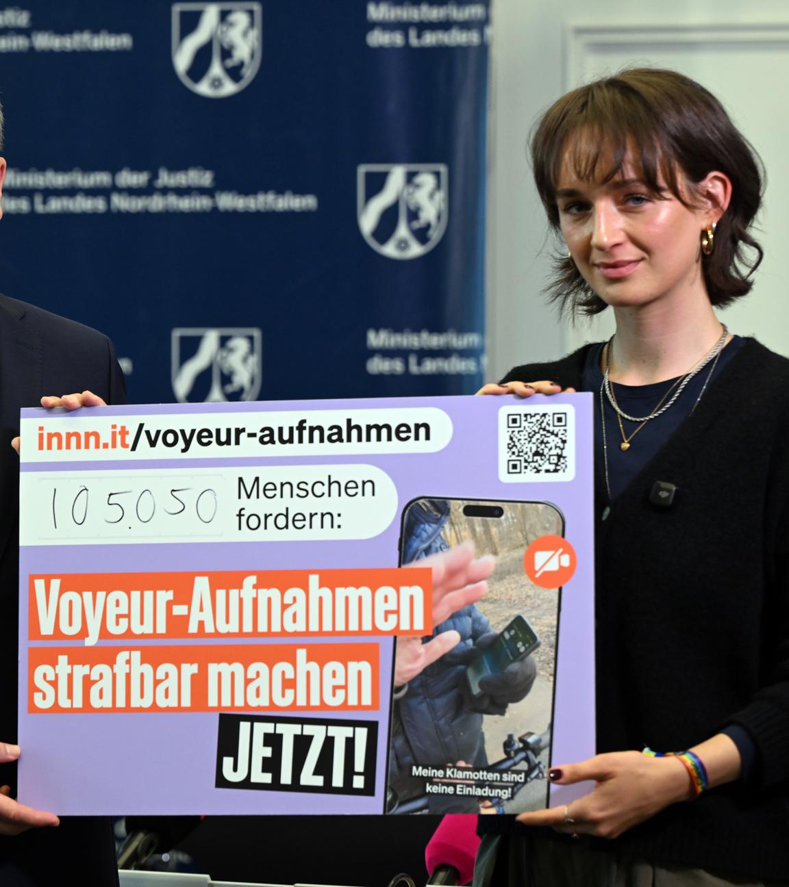 NRW-Justizminister Benjamin Limbach (Grüne, l) nimmt von Yanni Gentsch eine Petition entgegen.