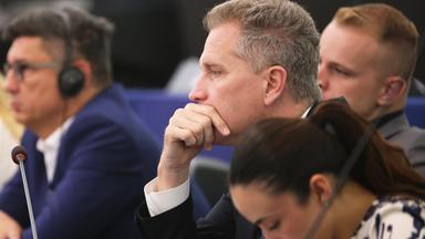 Petr Bystron (AfD, M), Mitglied des Europäischen Parlaments, hört der Rede von EU-Kommissionspräsidentin von der Leyen während der Plenarsitzung des Europäischen Parlaments zu. 