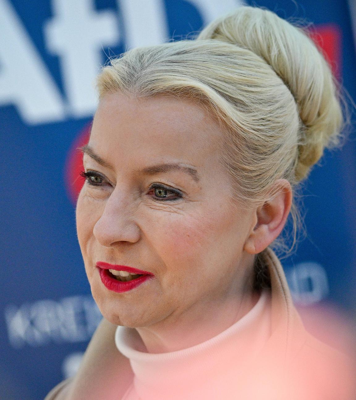 Die AfD-Vorsitzende Petra Federau am 04.04.2026 vor einem Stand der AfD.