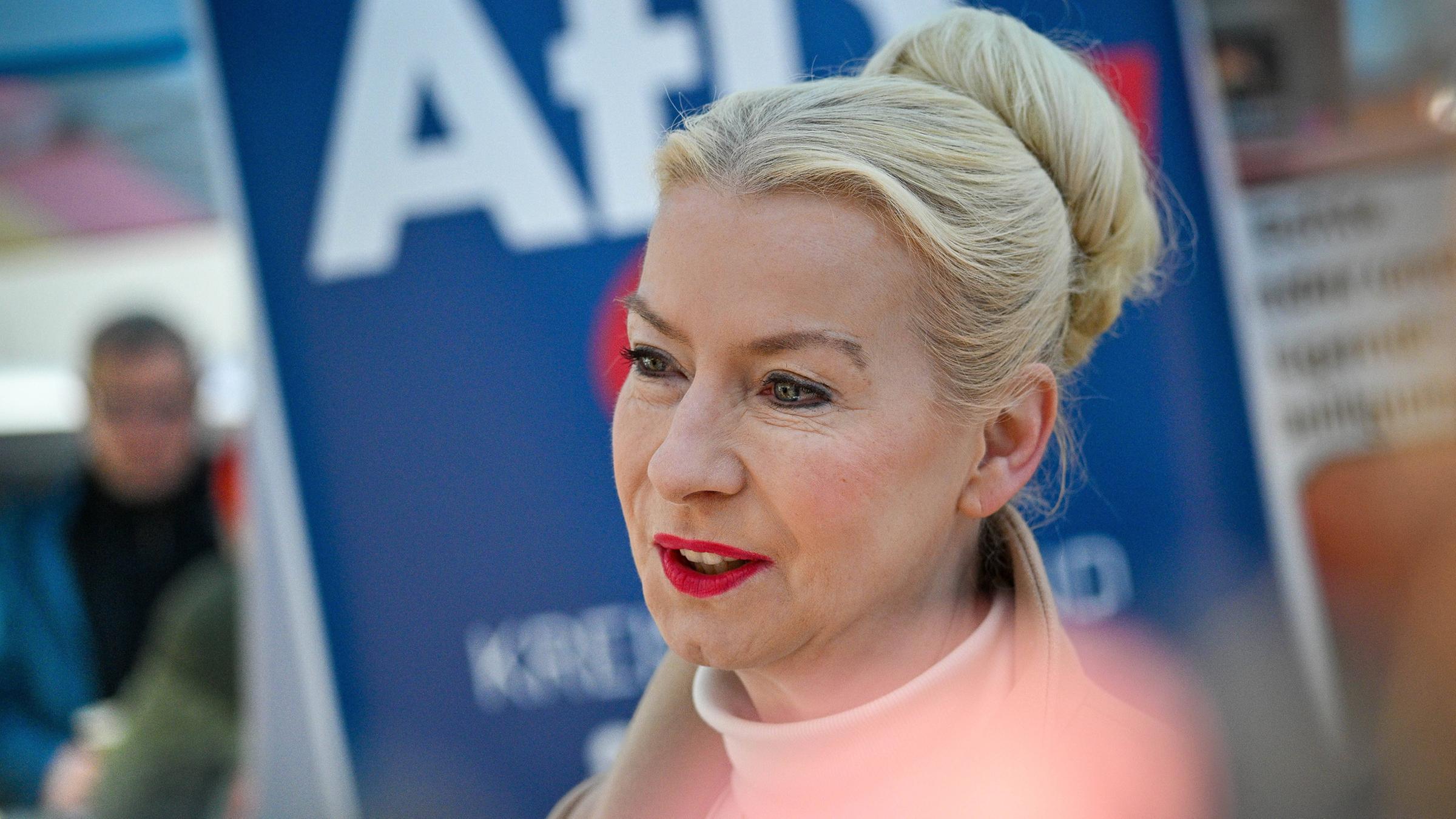 Die AfD-Vorsitzende Petra Federau am 04.04.2026 vor einem Stand der AfD.