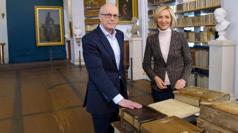 Petra Gerster mit Michael Knoche, dem Direktor der Anna-Amalia-Bibliothek