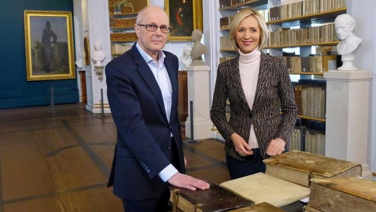 Petra Gerster mit Michael Knoche, dem Direktor der Anna-Amalia-Bibliothek