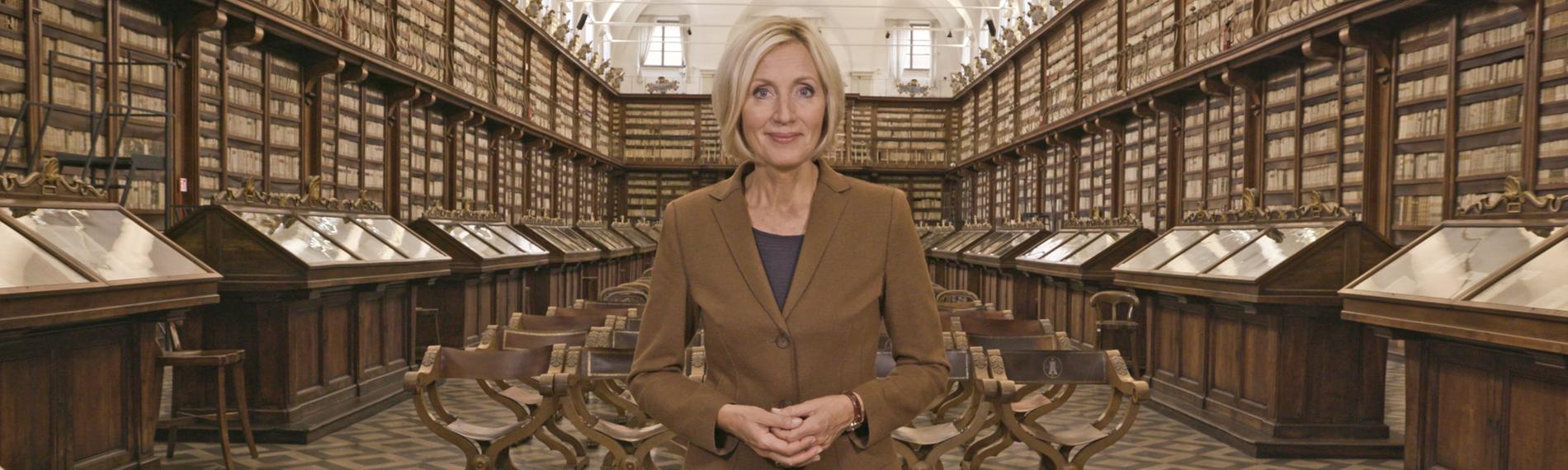 Petra Gerster in der Biblioteca Casanatense in Rom mit einer Auswahl jahrhundertealter Bibeln.