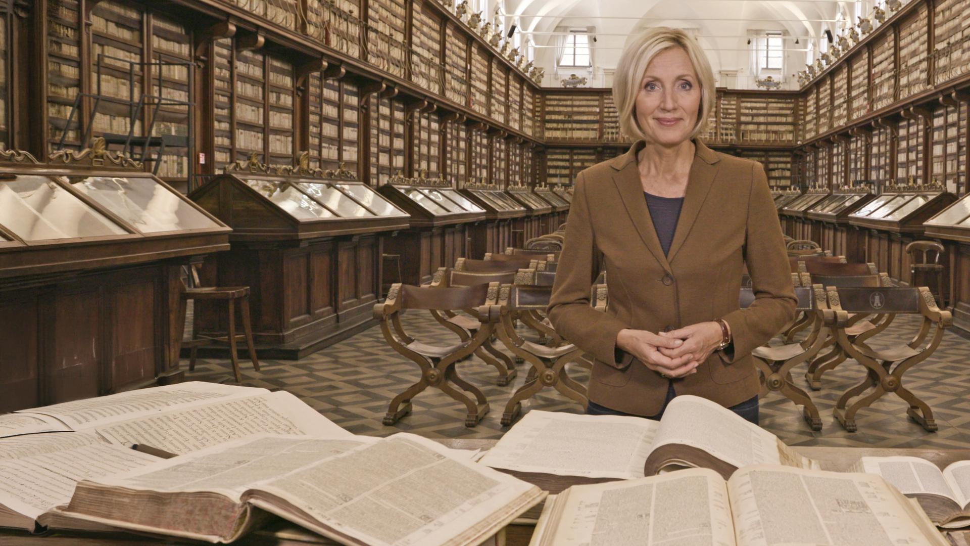 Petra Gerster in der Biblioteca Casanatense in Rom mit einer Auswahl jahrhundertealter Bibeln.