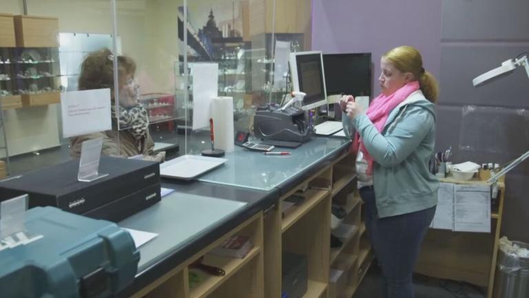 In der Vorweihnachtszeit herrscht in Nikolas Bodes Pfandleihhaus reger Betrieb. Um Geschenke zu bezahlen verpfänden einige Menschen ihre Besitztümer.