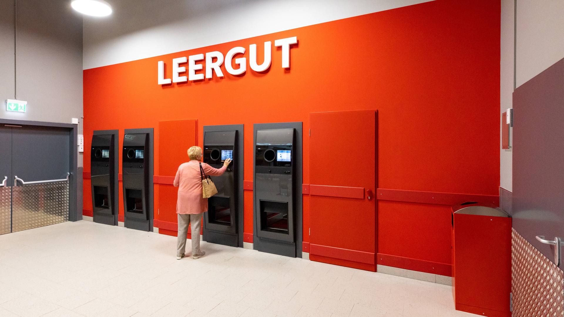 Pfandrückgabeautomat in einem Supermarkt