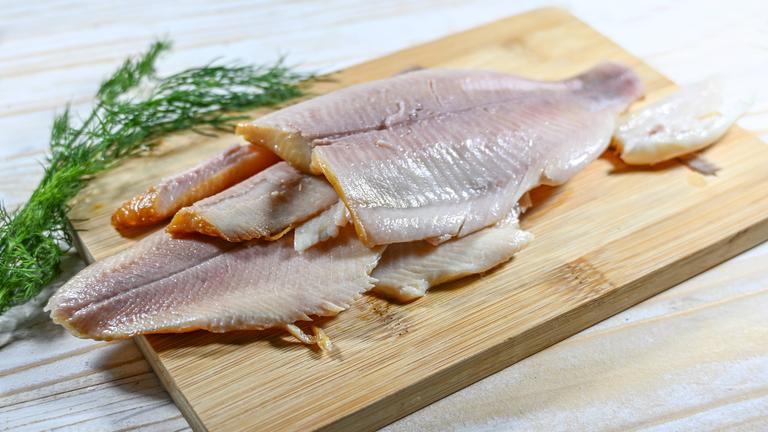 Pfannkuchenroulade mit Füllung von zweierlei Forelle