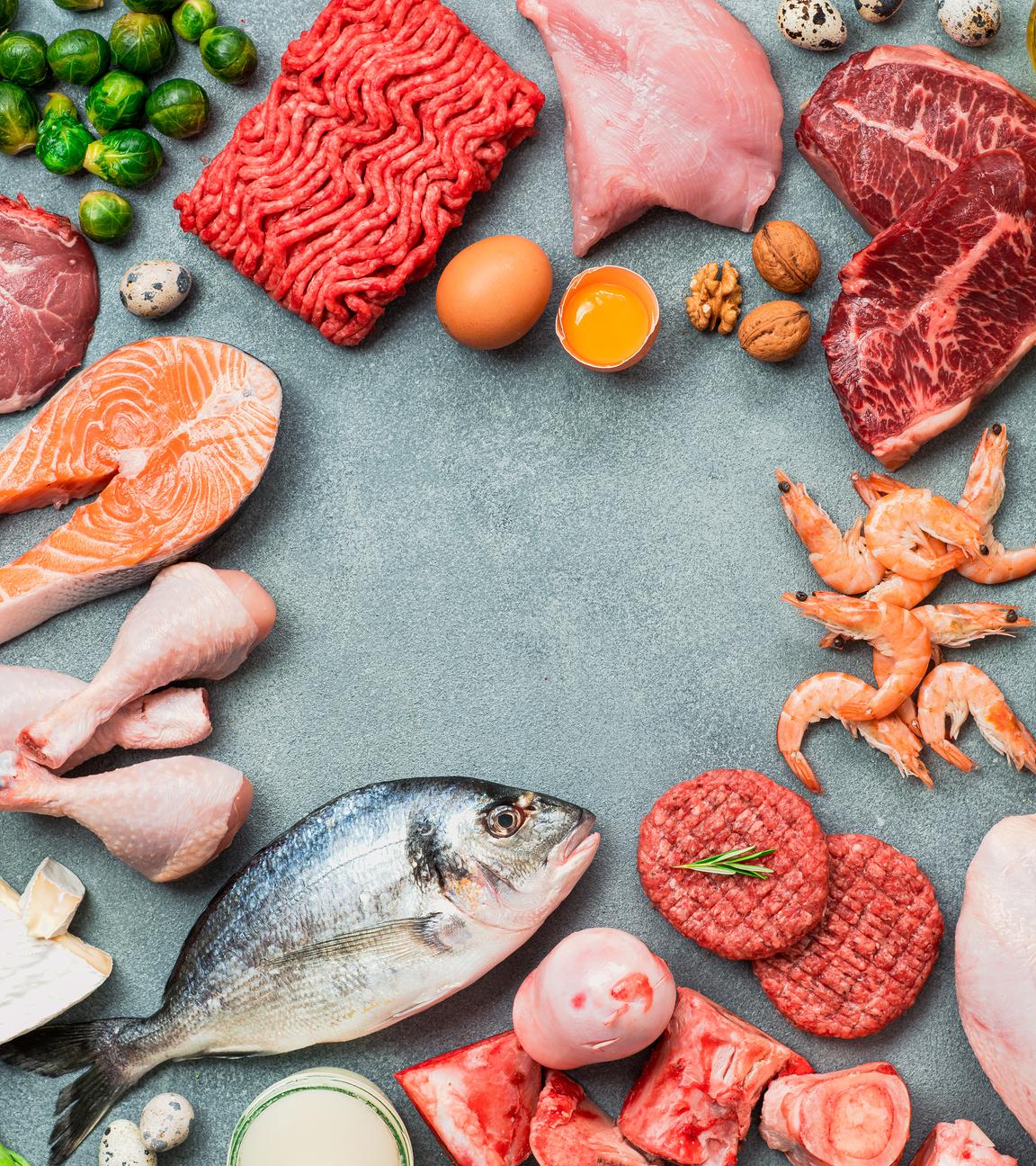 Fleisch, Fisch und Gemüse auf einem Tisch verteilt.