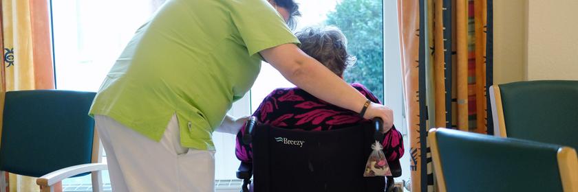 Eine Pflegerin spricht mit der Bewohnerin eines Pflegeheimes. Delitzsch, Deutchland