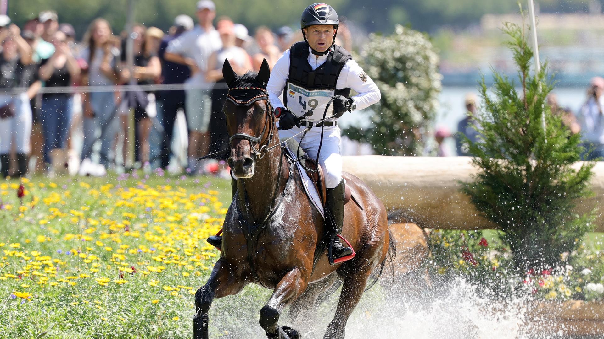 Michael Jung aus Deutschland reitet auf Chipmunk FRH durch den Parcours.