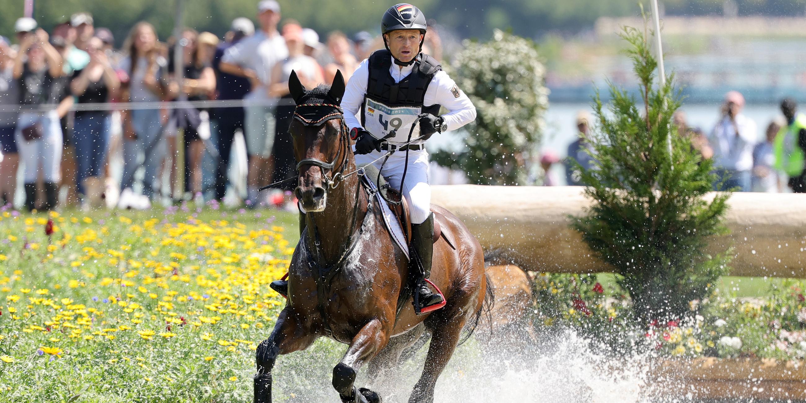 Michael Jung aus Deutschland reitet auf Chipmunk FRH durch den Parcours.