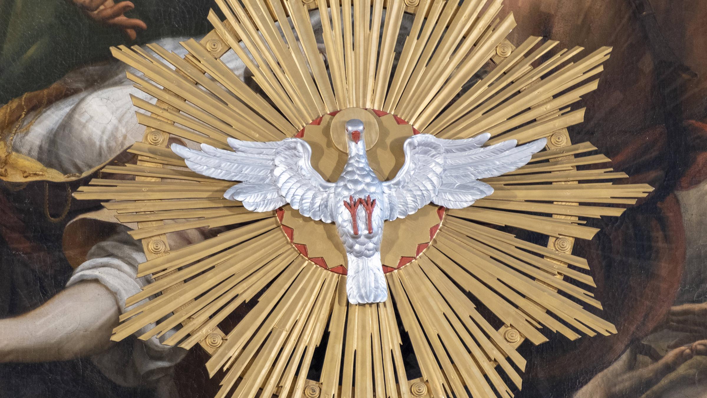 Pfingsttaube vor dem Altarbild im Hochaltar der Stiftspfarrkirche St. Philipp und Jakob in Altötting.